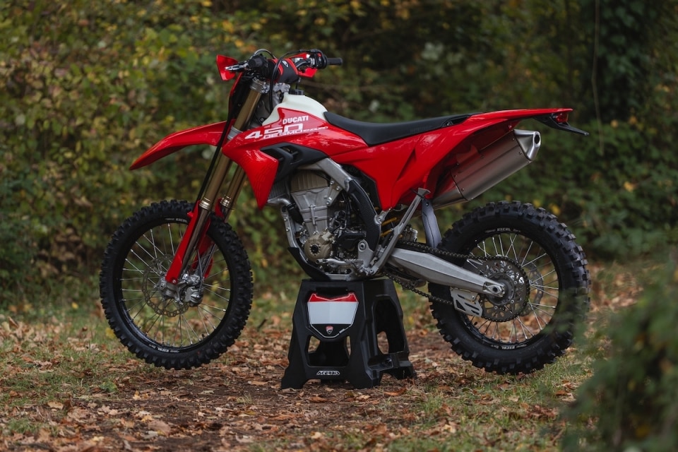 Ducati a EICMA 2025 presenta la Desmo250 MX e la Desmo450 Enduro