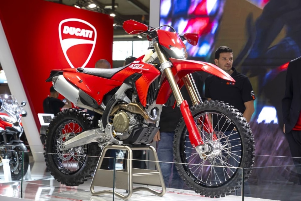 Ducati a EICMA 2025 presenta la Desmo250 MX e la Desmo450 Enduro