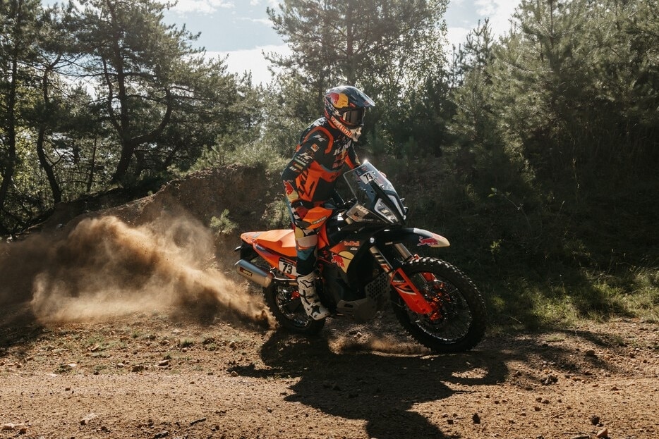 Pronta a tutto: debutta la nuova KTM 890 Adventure R Rally