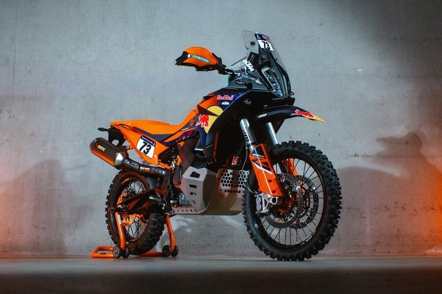 Pronta a tutto: debutta la nuova KTM 890 Adventure R Rally