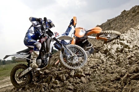 Comparativa Husqvarna TE 310 e KTM 400 EXC. In medio stat virtus