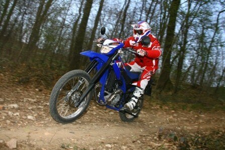Yamaha WR125R. Motore 4 tempi e design da "grande"