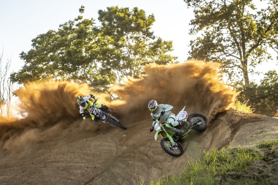 Olio al tramonto, sfida tra Kawasaki KX250 & Yamaha YZ325 Olio al tramonto, sfida tra Kawasaki KX250 & Yamaha YZ325